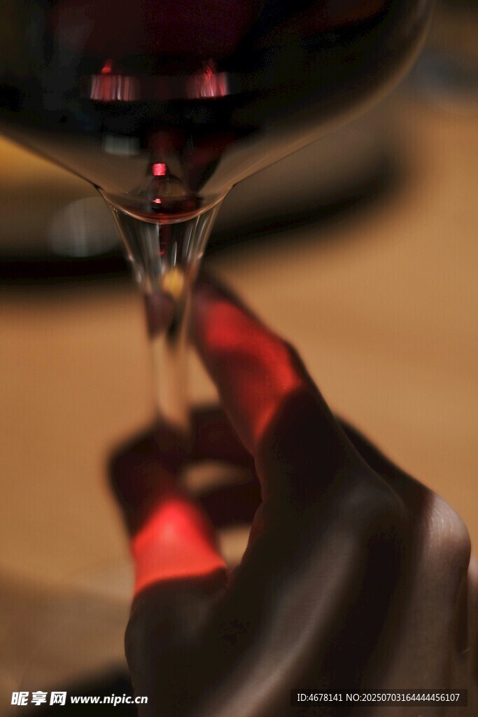 手持红酒杯特写
