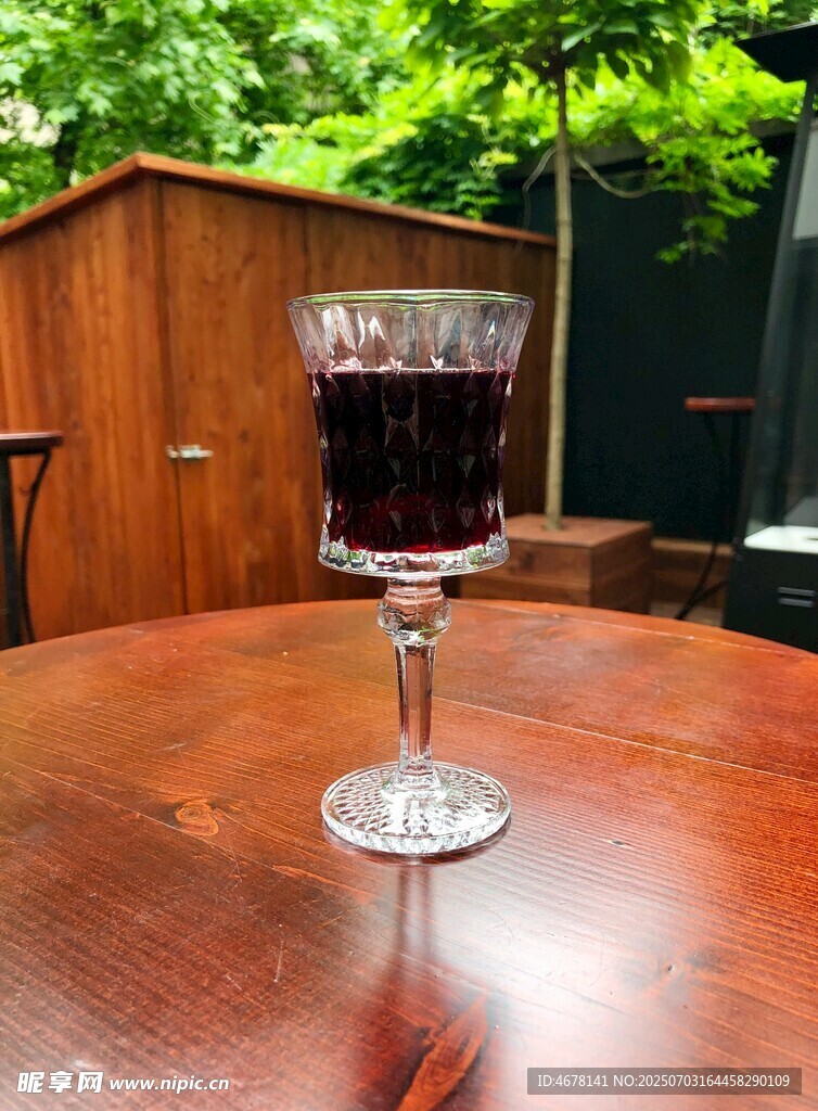 木桌上的一杯红酒