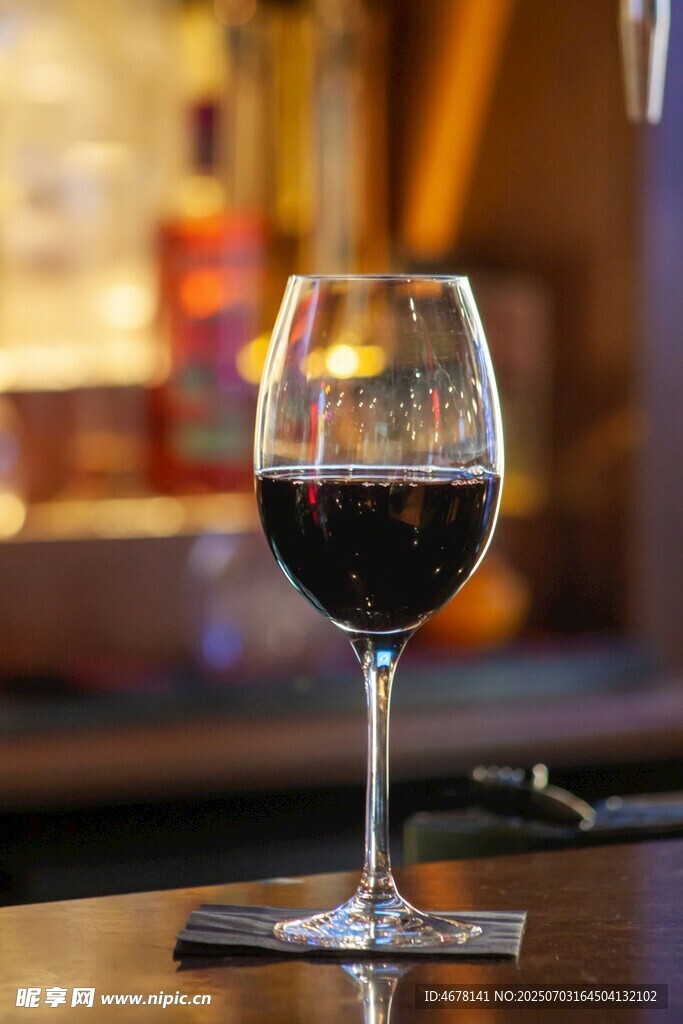 高脚杯中的香醇红酒