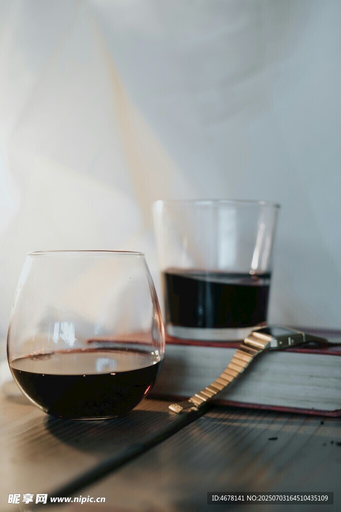 两杯红酒置于木桌之上