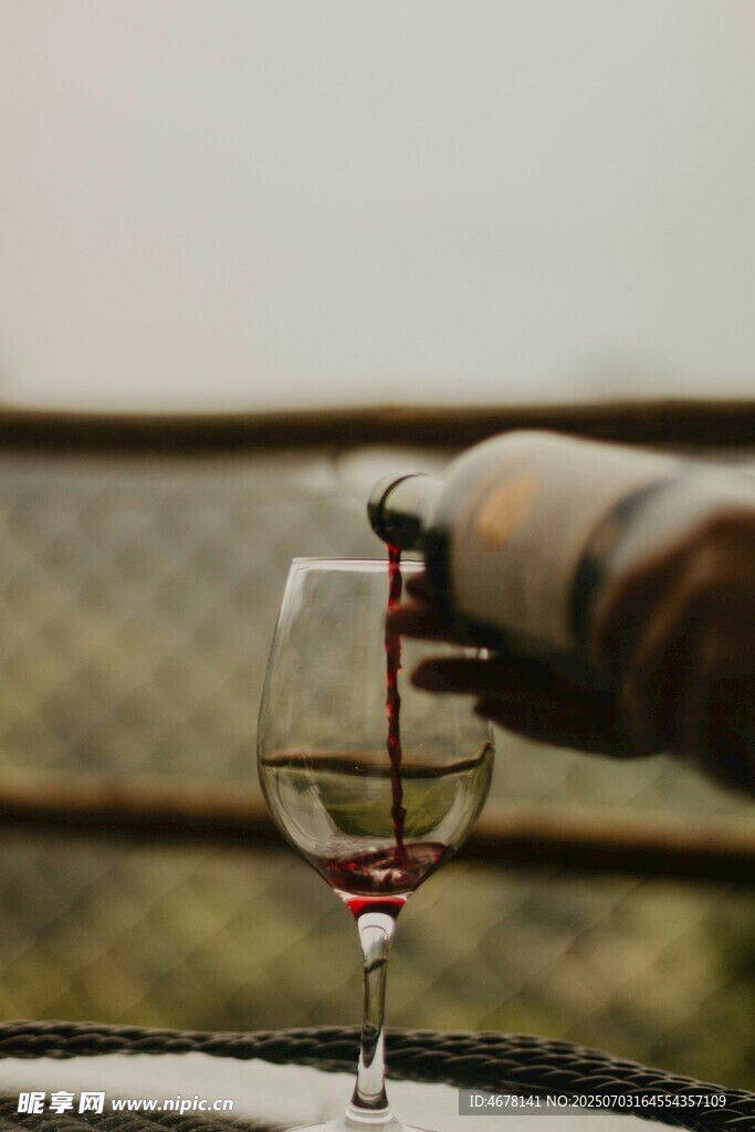 红酒倒入高脚杯的瞬间