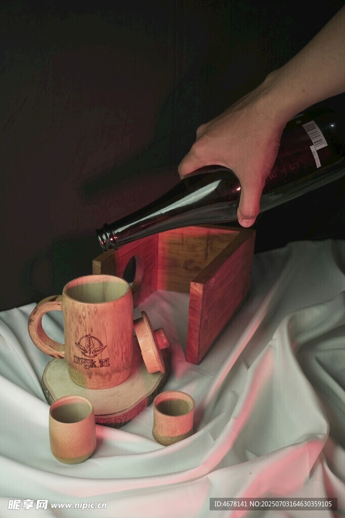 手斟咖啡至多彩杯具中