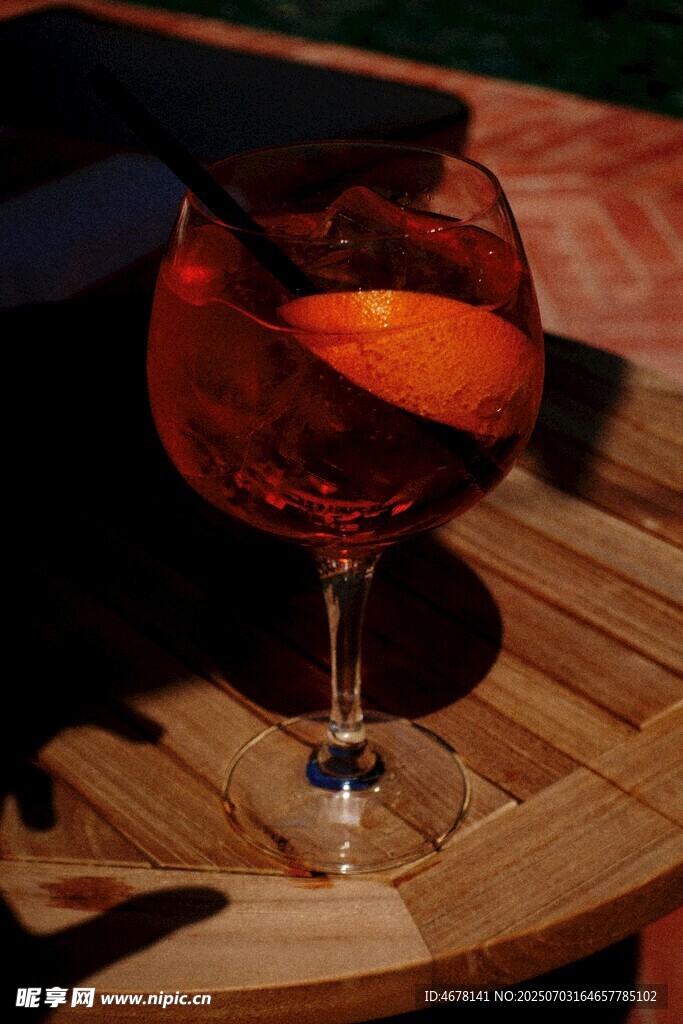 阳光下的红葡萄酒杯