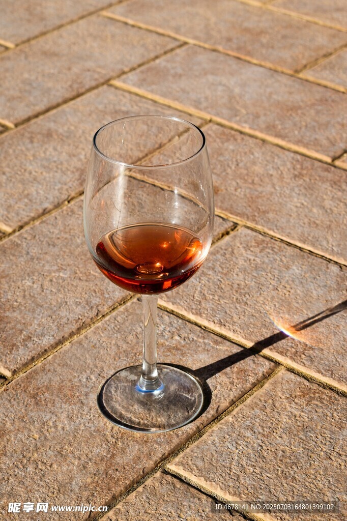 户外砖地上的一杯红酒