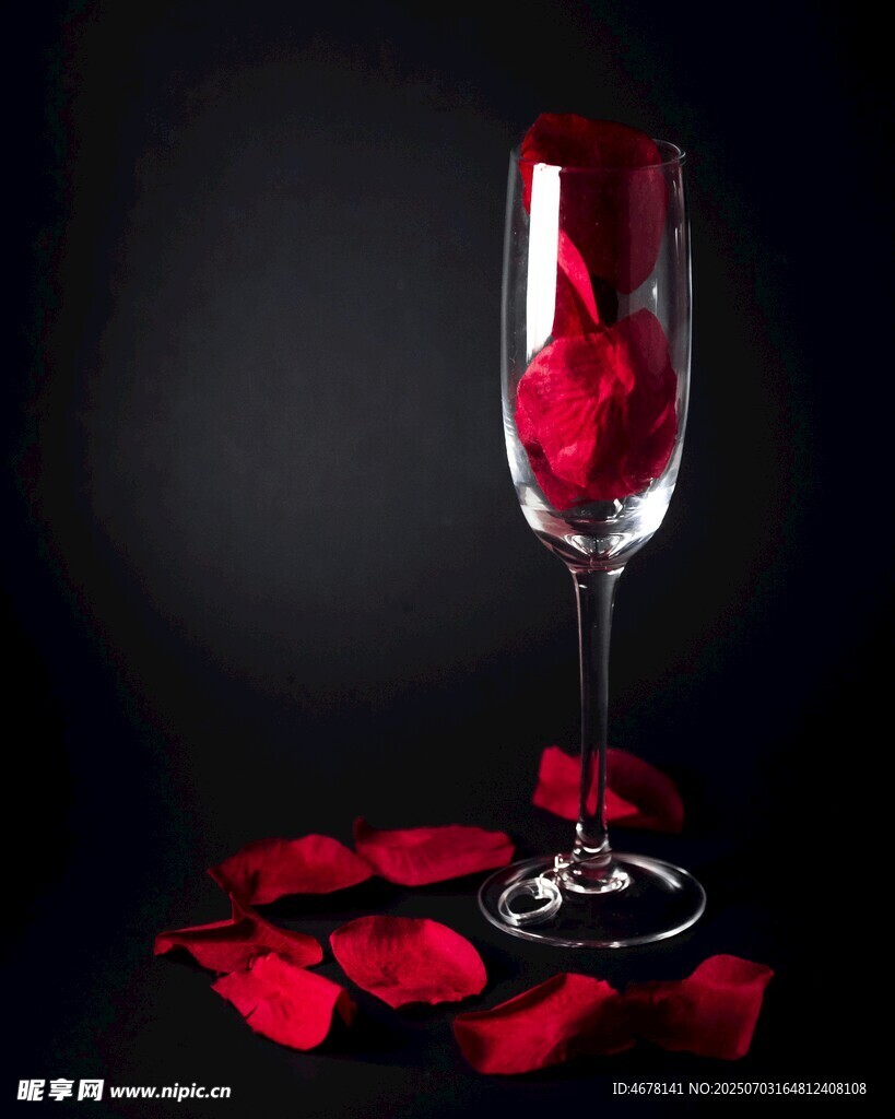 玫瑰花瓣装点的优雅酒杯