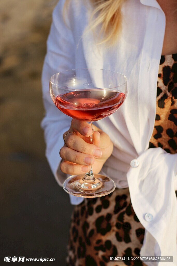 女子手持红酒杯优雅瞬间