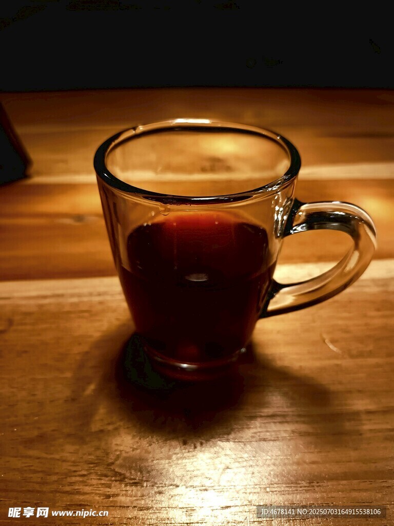 木桌上的透明玻璃杯饮品