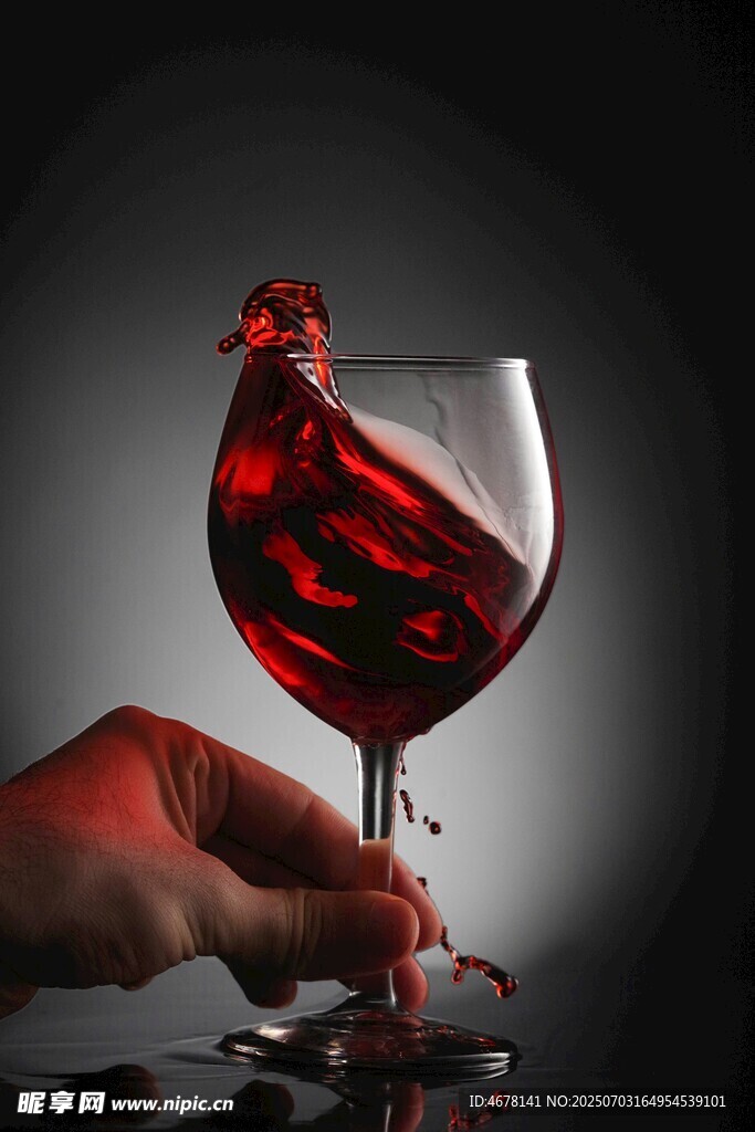 手托酒杯中红色公鸡造型