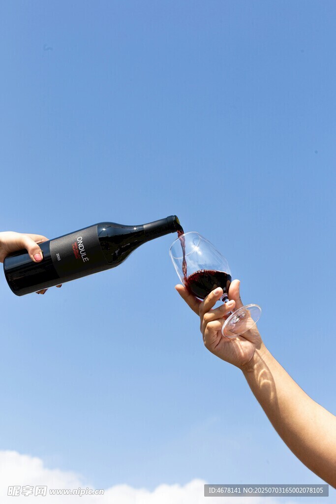 户外举杯倒红酒瞬间