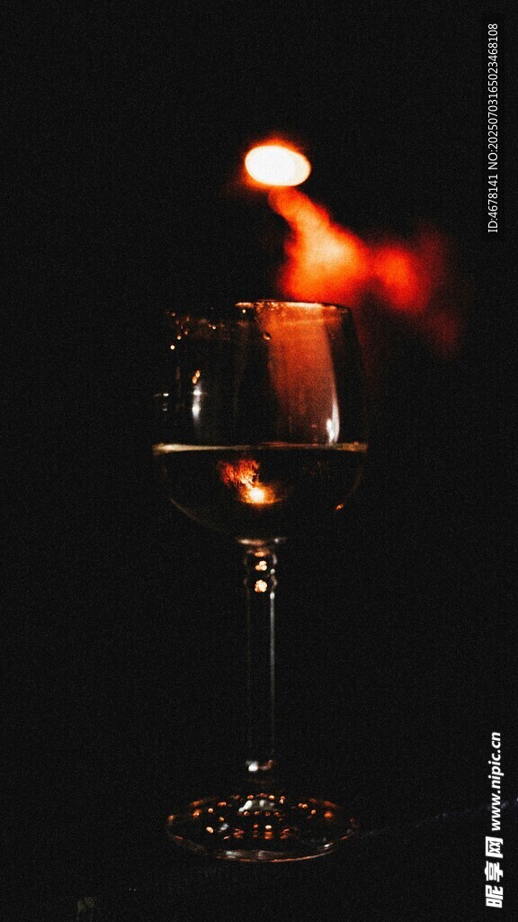 火焰中的高脚杯