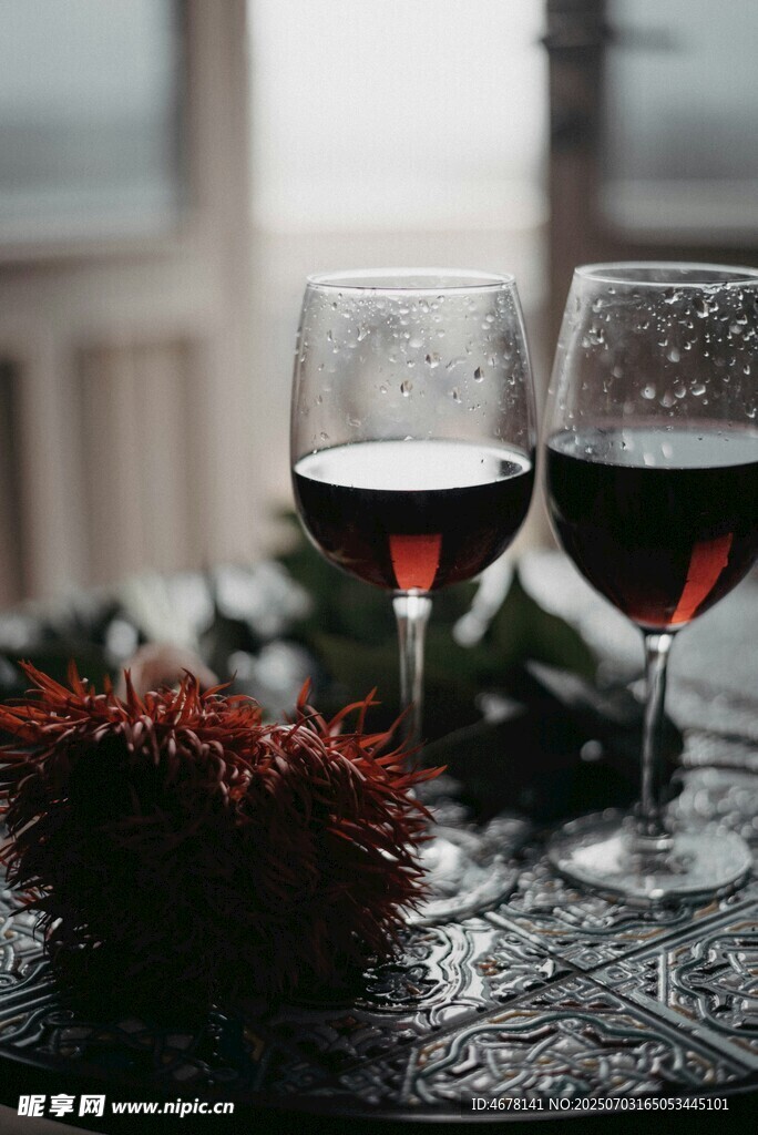 窗边两杯红酒与装饰摆件