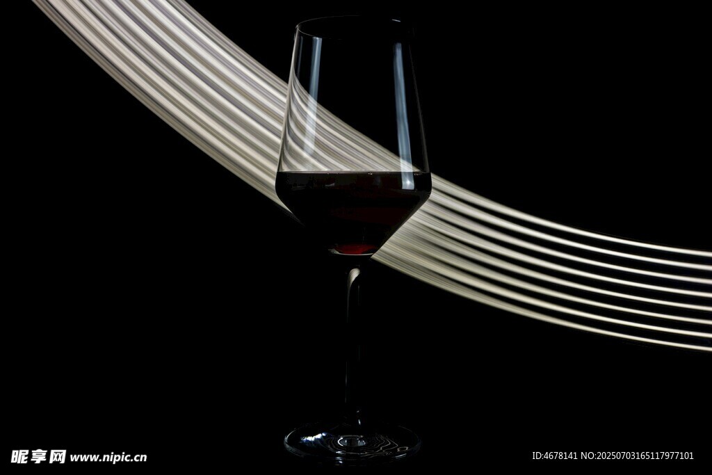 光影中的红酒杯