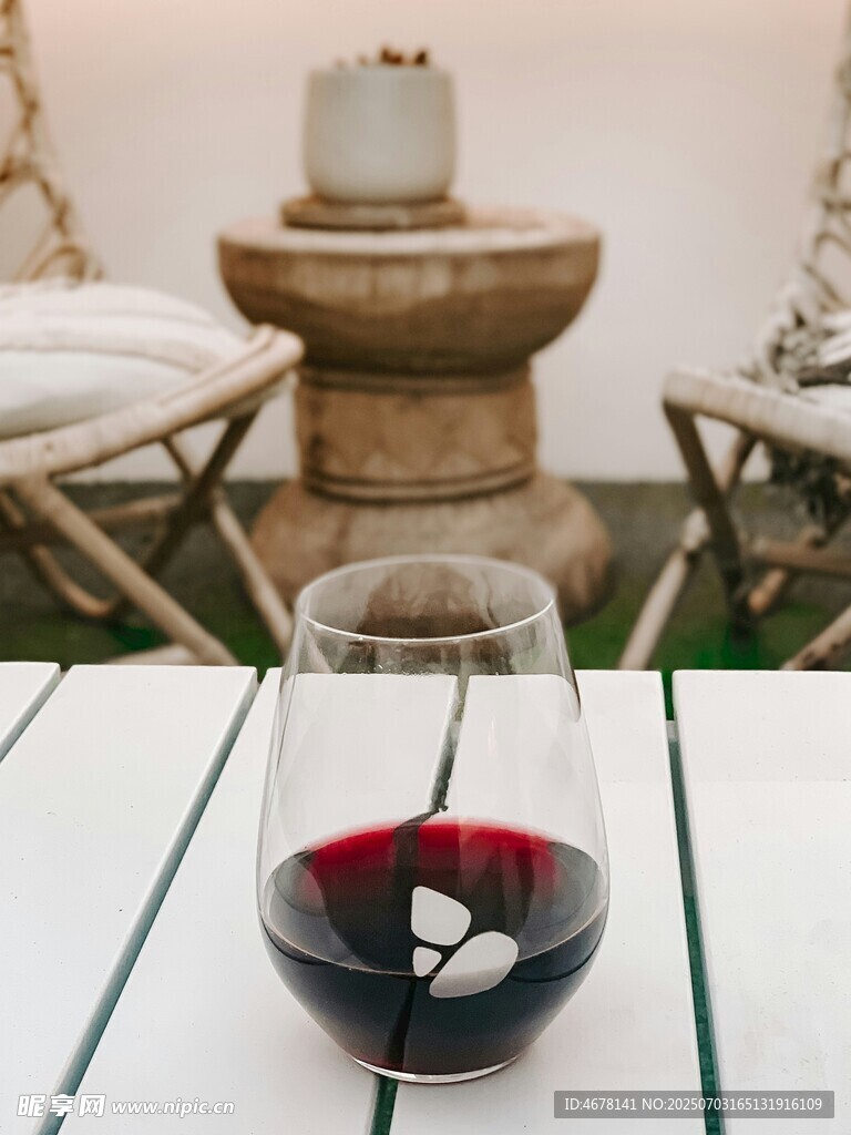 户外桌前的一杯红酒