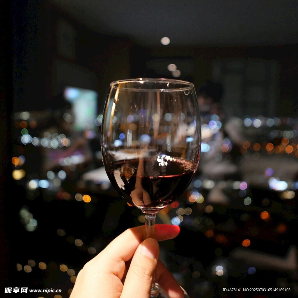 手持红酒杯赏城市夜景
