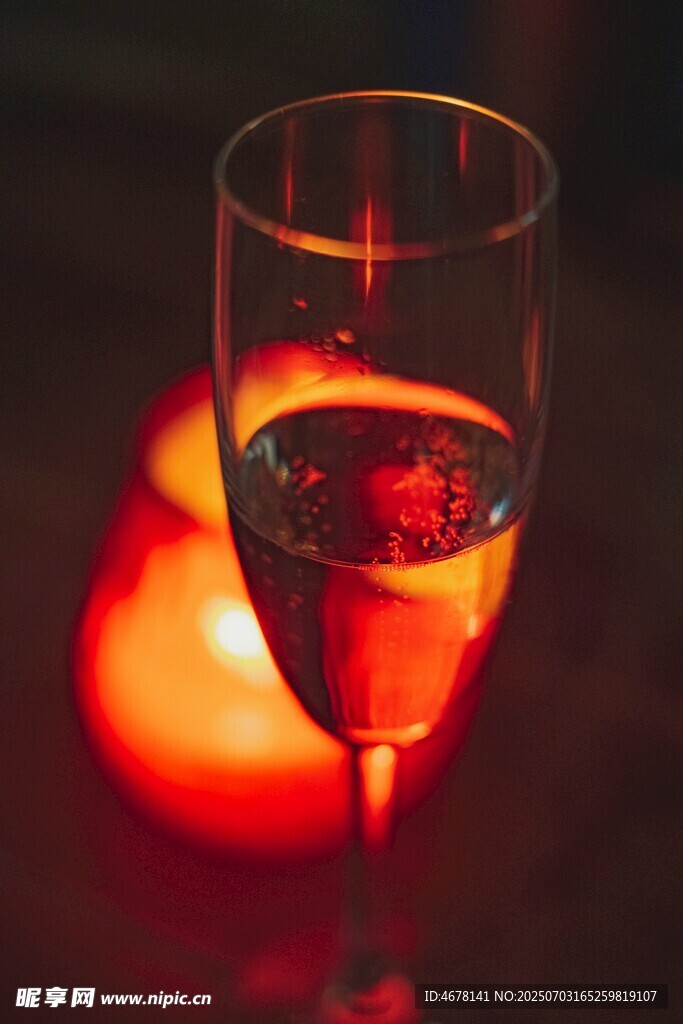 红酒杯与暖光营造氛围感
