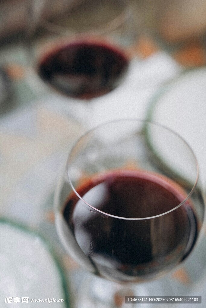 精致红酒杯中的醇厚佳酿