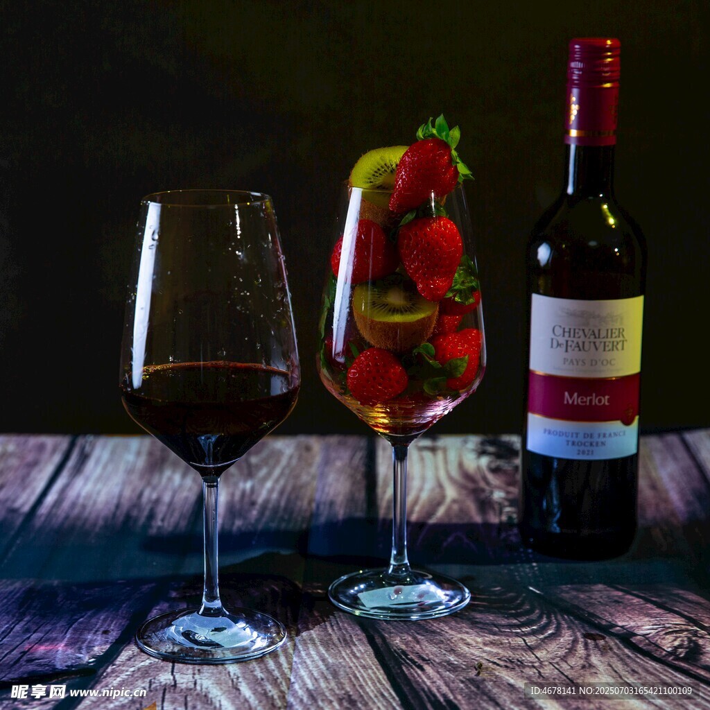 木质桌上的红酒与酒杯