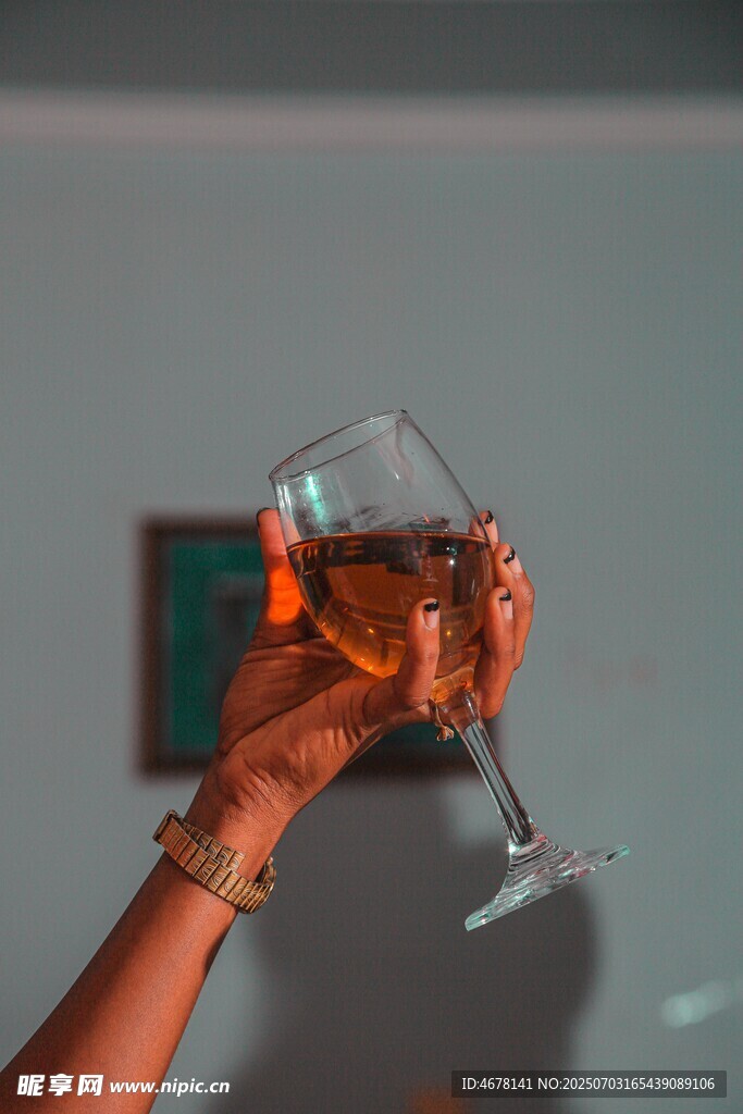 举杯共赏杯中酒