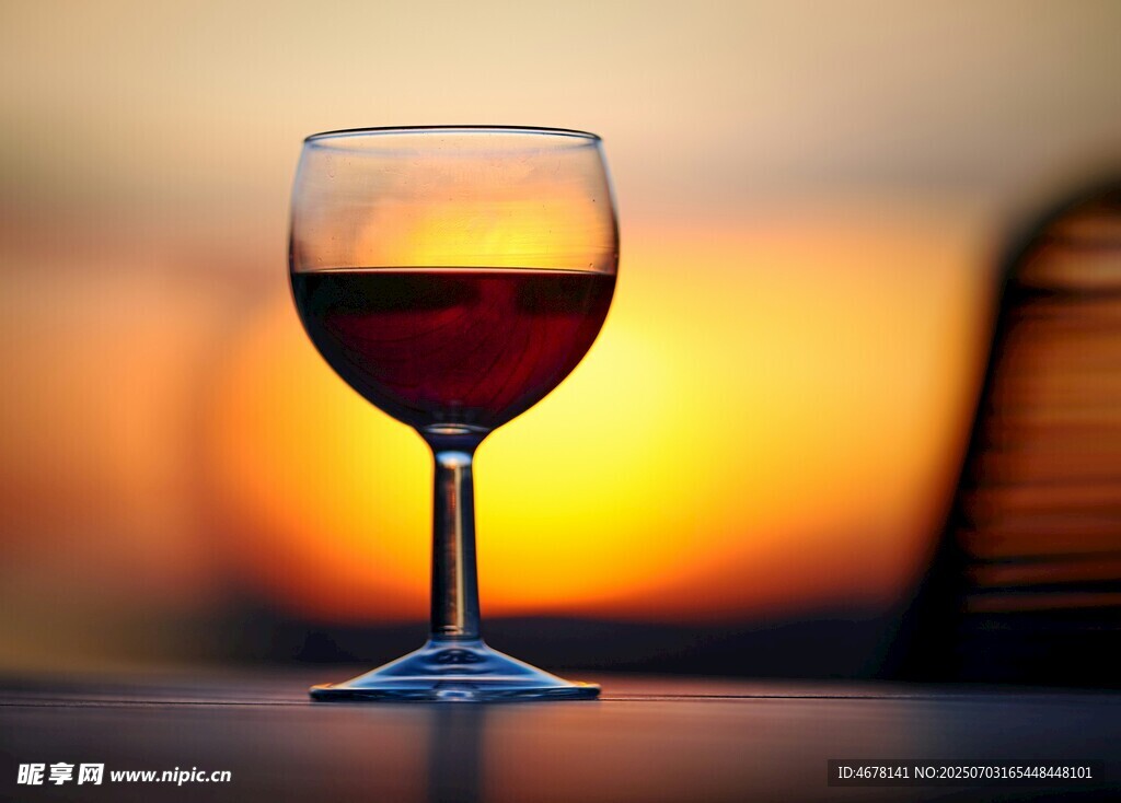 夕阳下的红酒杯