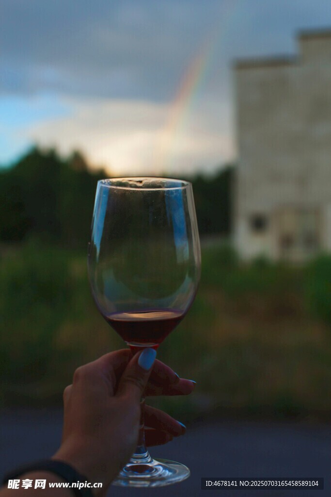 手持红酒杯赏天边彩虹