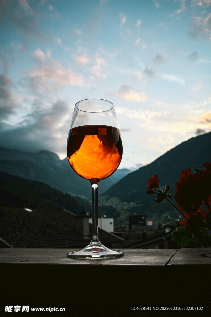 窗边美酒配远山美景