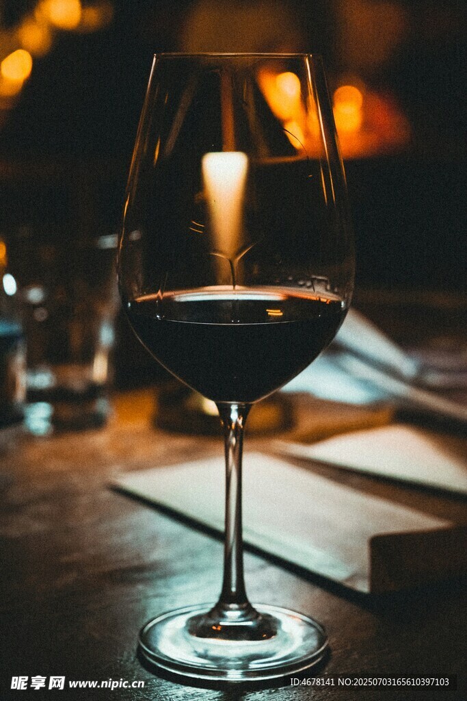 高脚杯中的红酒