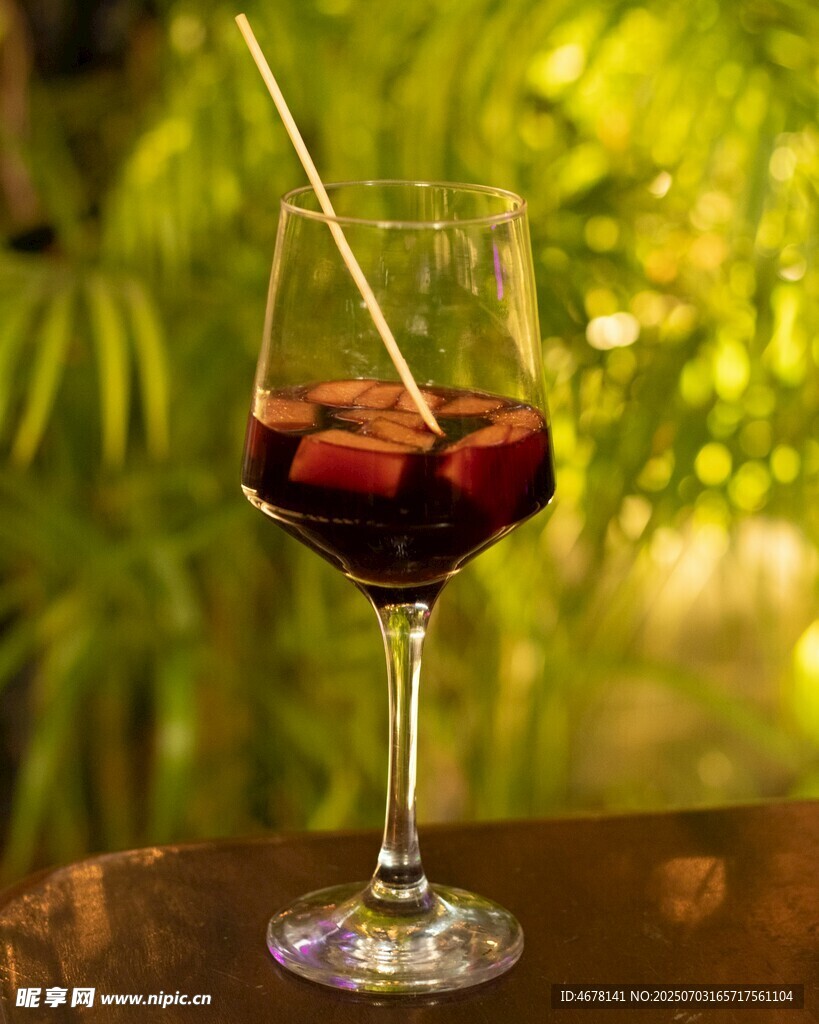 草莓红酒配吸管惬意时光