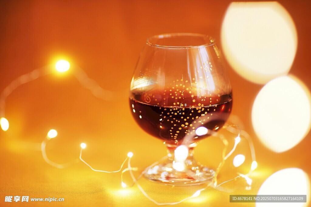 烛光下的红酒杯