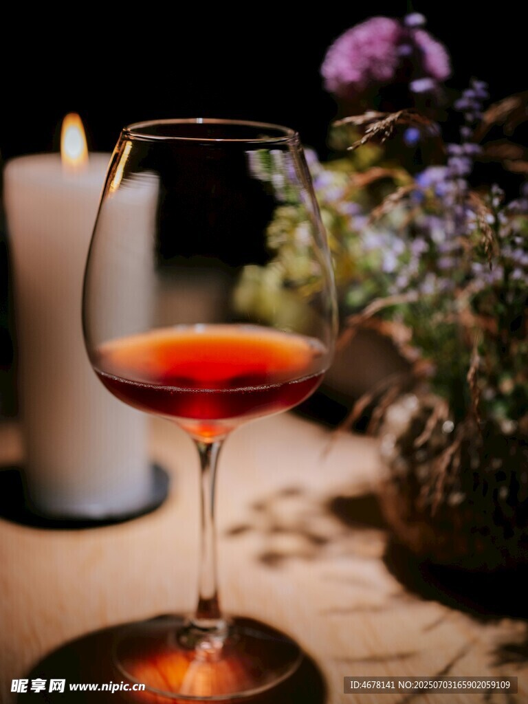 烛光下的美酒与花卉