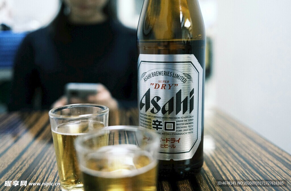 桌上的啤酒与玻璃杯