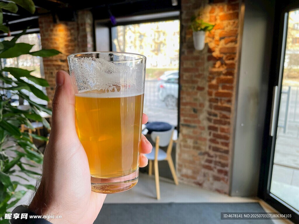 手持啤酒杯享受惬意时光