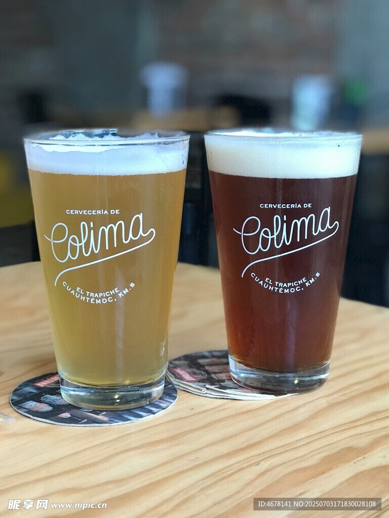 两杯特色精酿啤酒展示