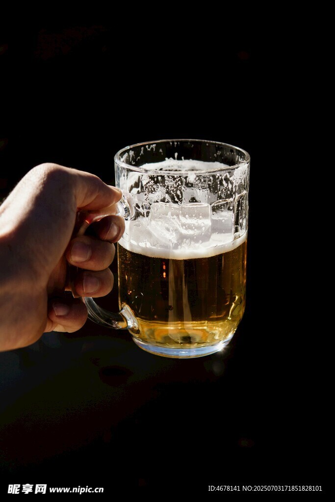 手持啤酒杯泡沫正翻涌
