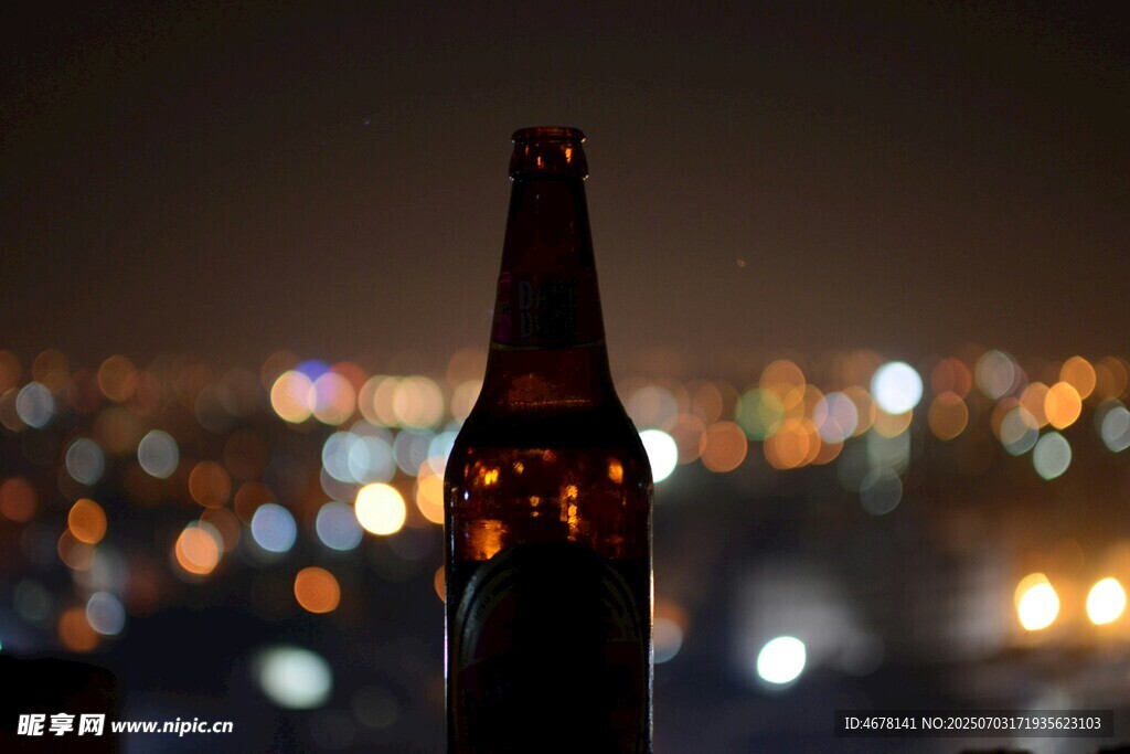 夜城灯火下的孤独啤酒瓶