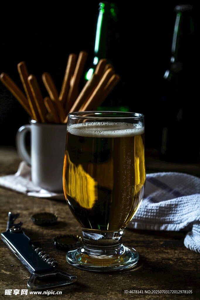 木桌上的啤酒与肉桂棒