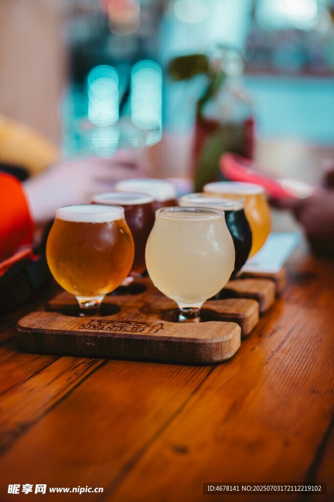 多样精酿啤酒摆于木桌