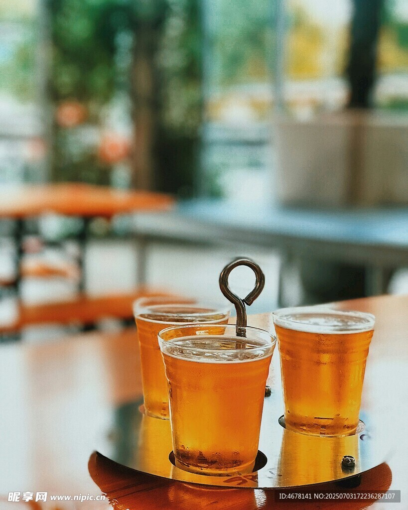 两杯茶饮置于托盘上