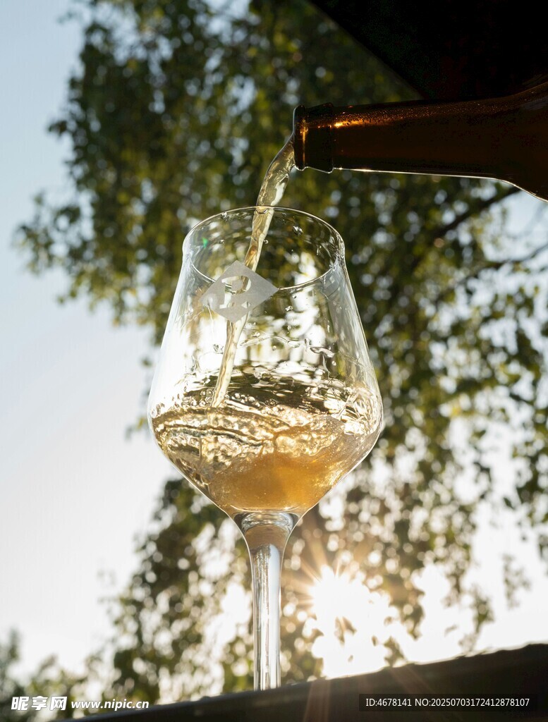 户外倒酒入高脚杯瞬间