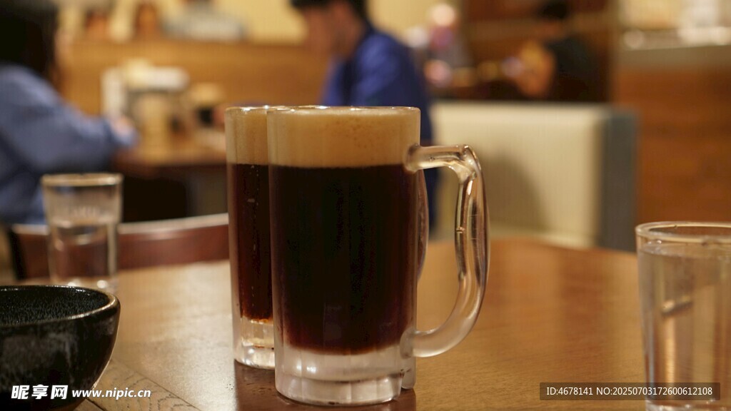 餐厅中的深色啤酒大杯