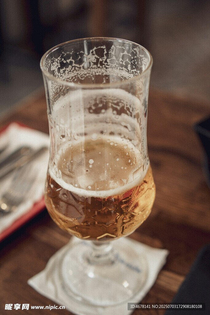 高脚杯中的琥珀色啤酒