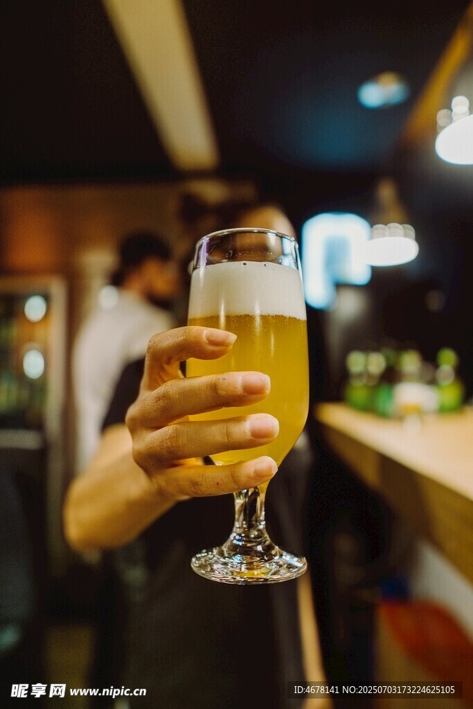 手持香槟杯酒吧惬意时刻