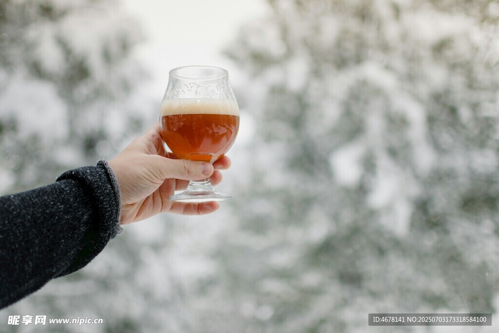 举杯赏雪景中的啤酒