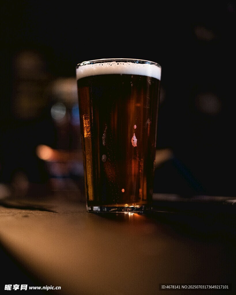 一杯醇香啤酒特写