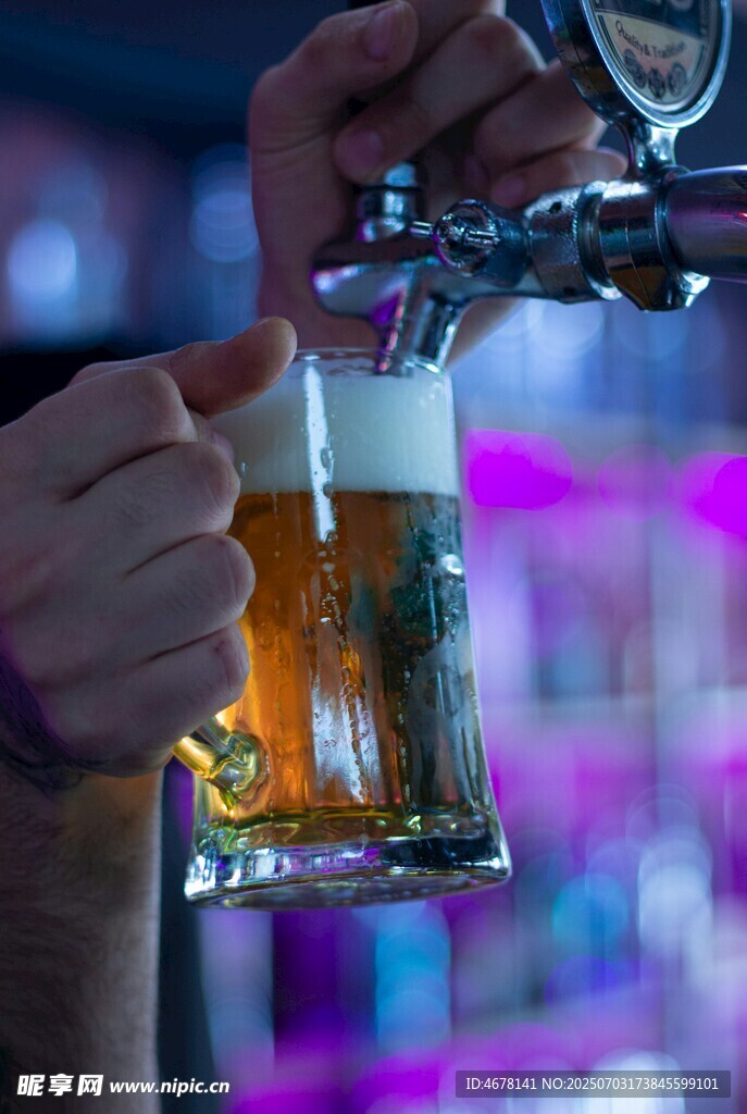 手接新鲜啤酒瞬间