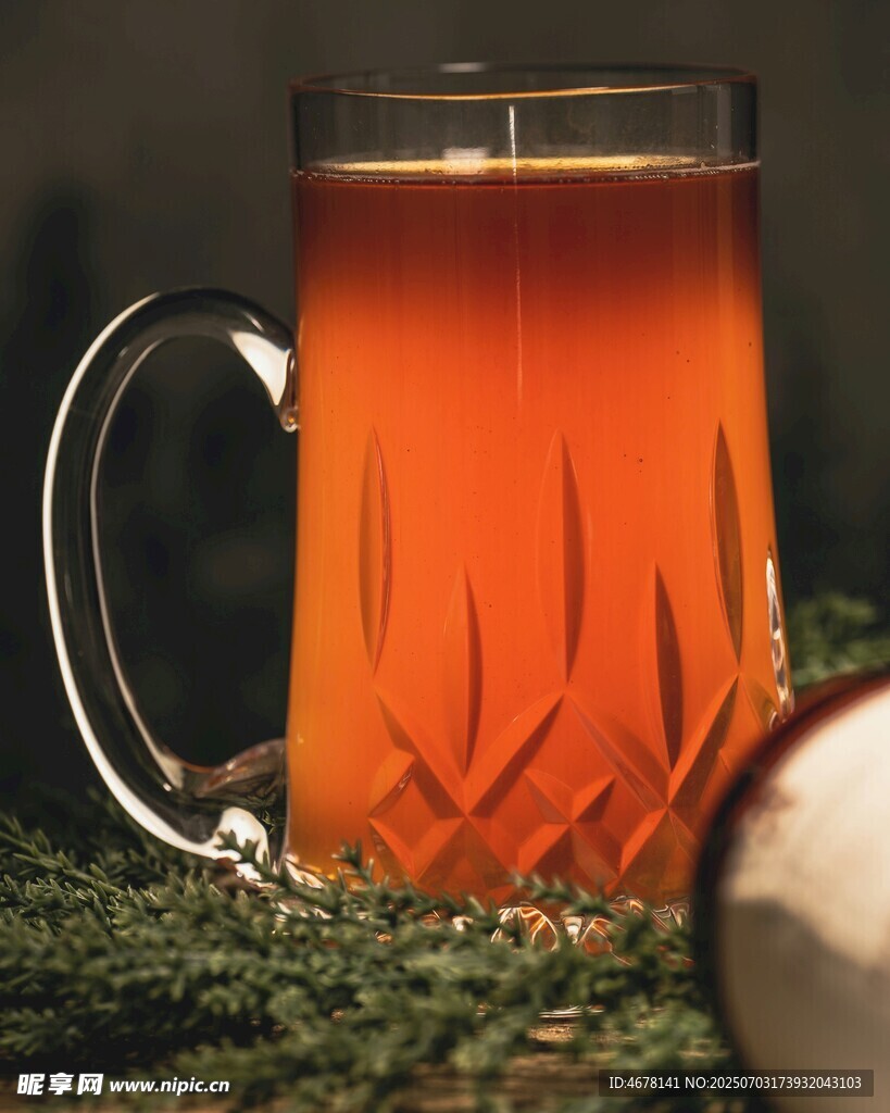 琥珀色啤酒杯中的诱人饮品