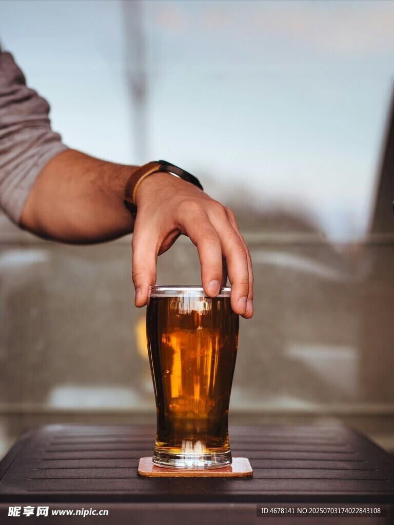 手触啤酒杯惬意时光