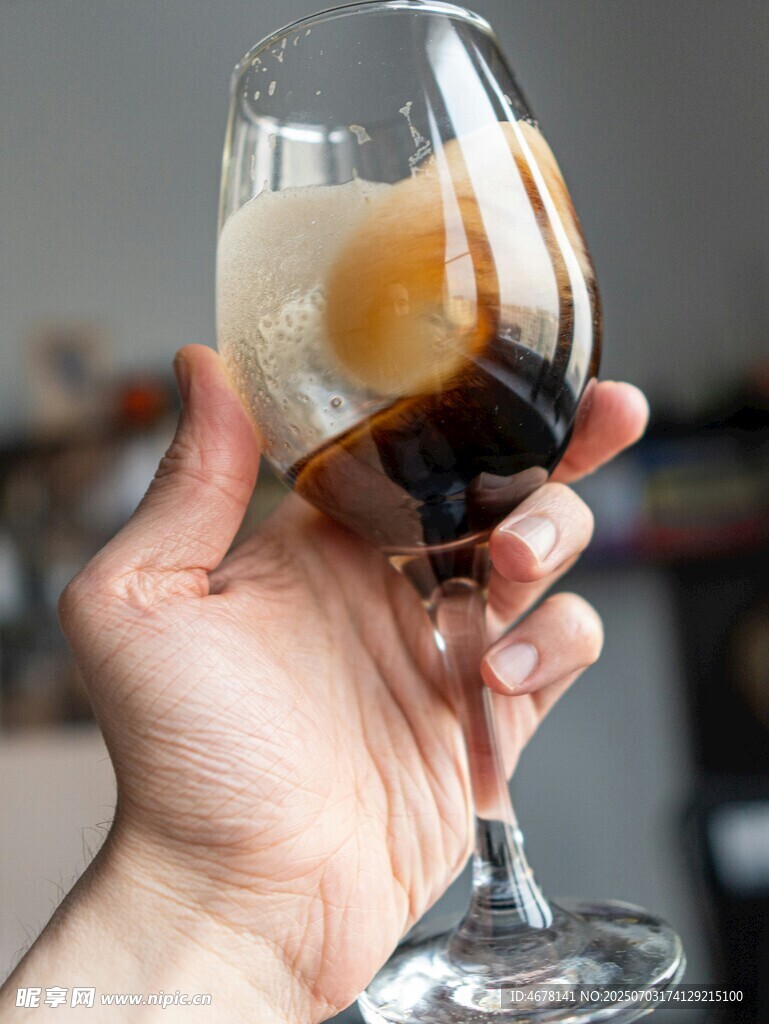 手持酒杯展示独特饮品