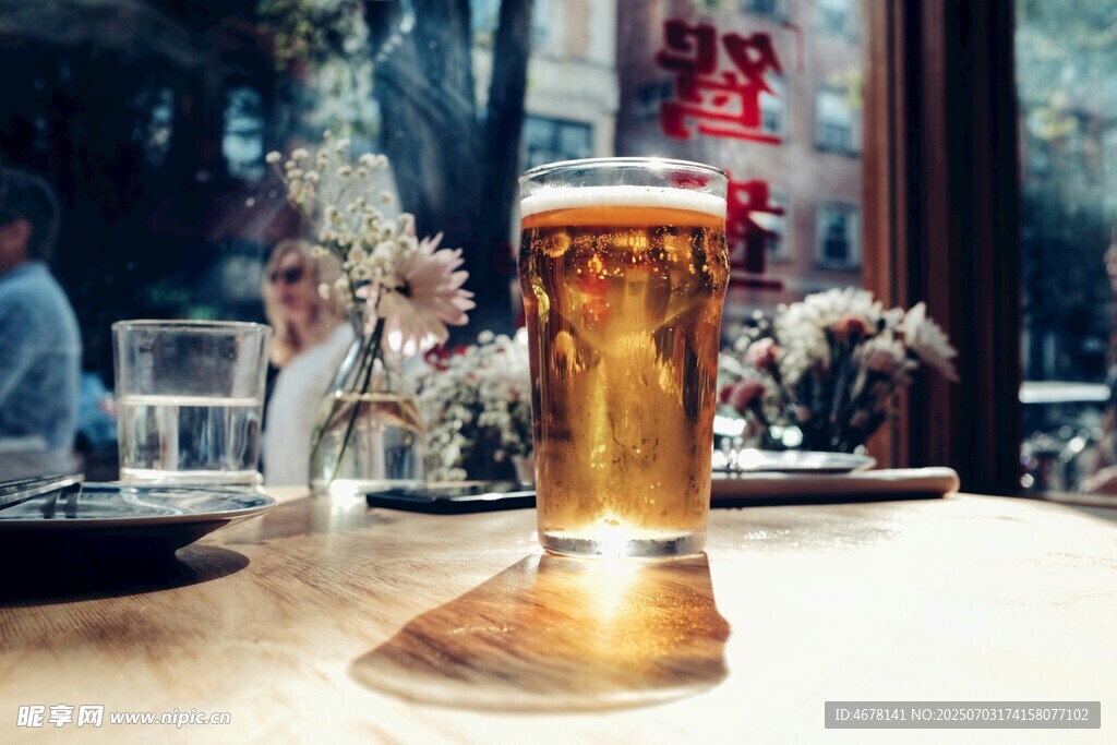 酒吧中的一杯精酿啤酒