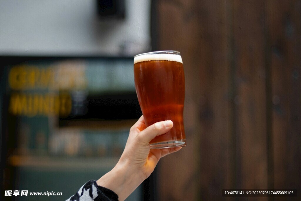 手举满杯精酿啤酒