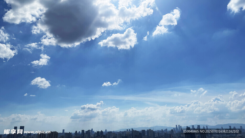 蓝天白云下的城市天际线